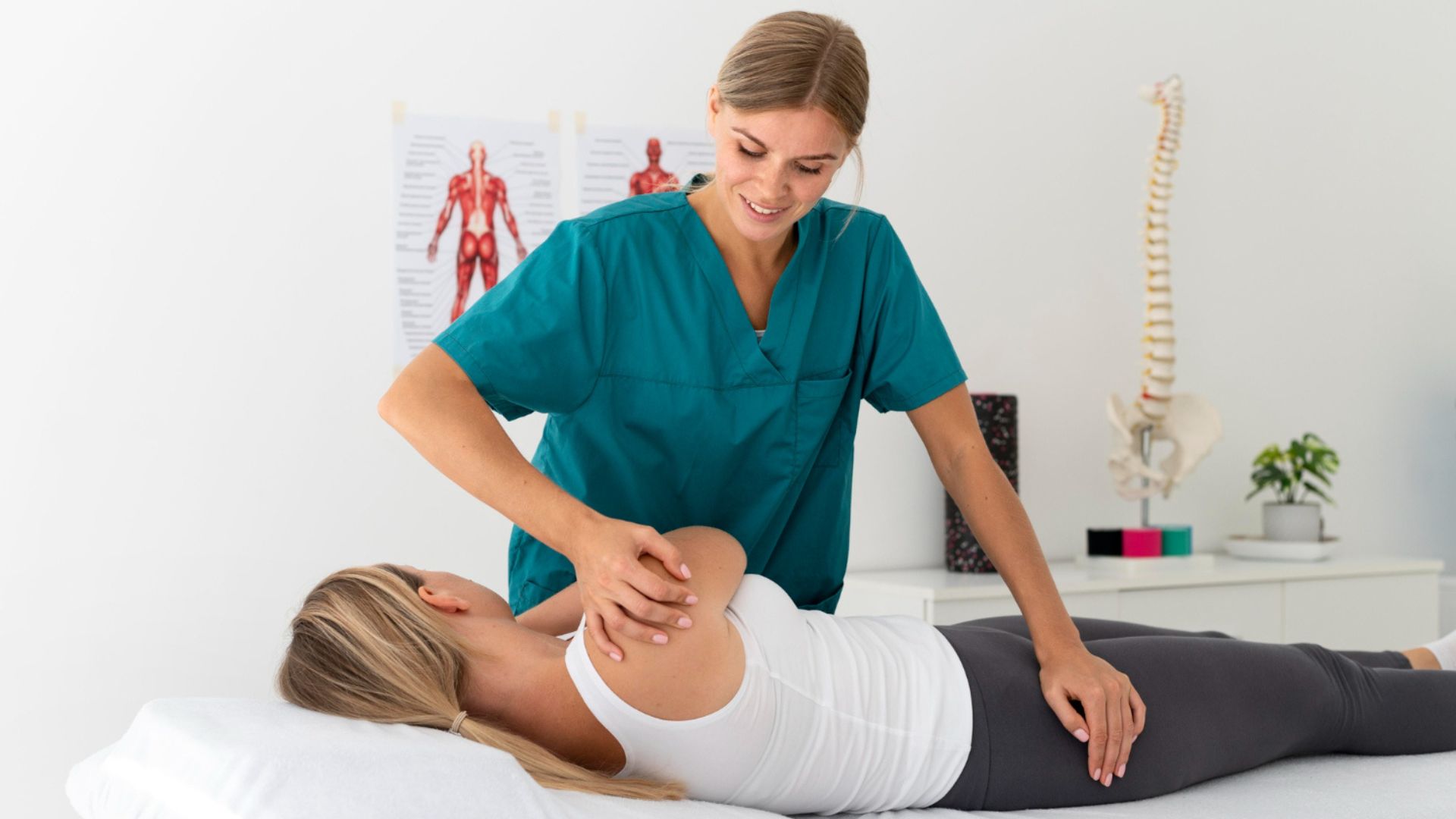 Descubra a enfermagem holística, uma abordagem inovadora que transcende a visão biomédica e promove a saúde e o bem-estar do paciente de forma integral. Conheça os princípios, benefícios, técnicas e aplicações dessa filosofia de cuidado.